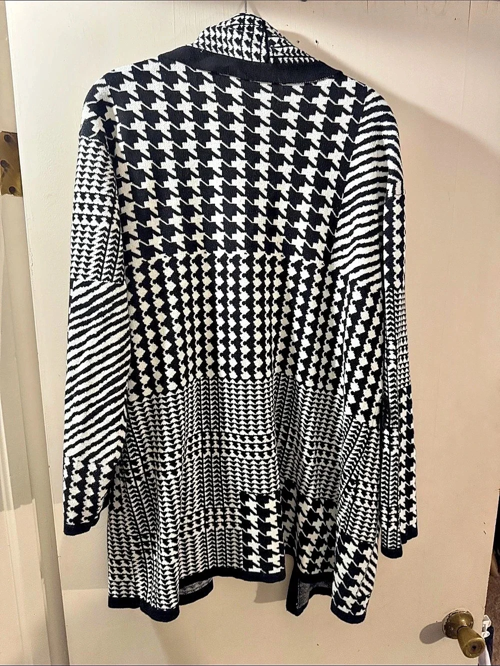 Venus Women's Black & White Pattern Cardigan Size Large Like New